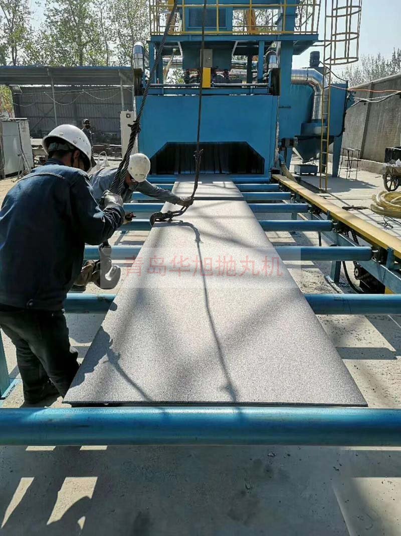 Q6925輥道通過式拋丸機(jī)清理鋼板的效果